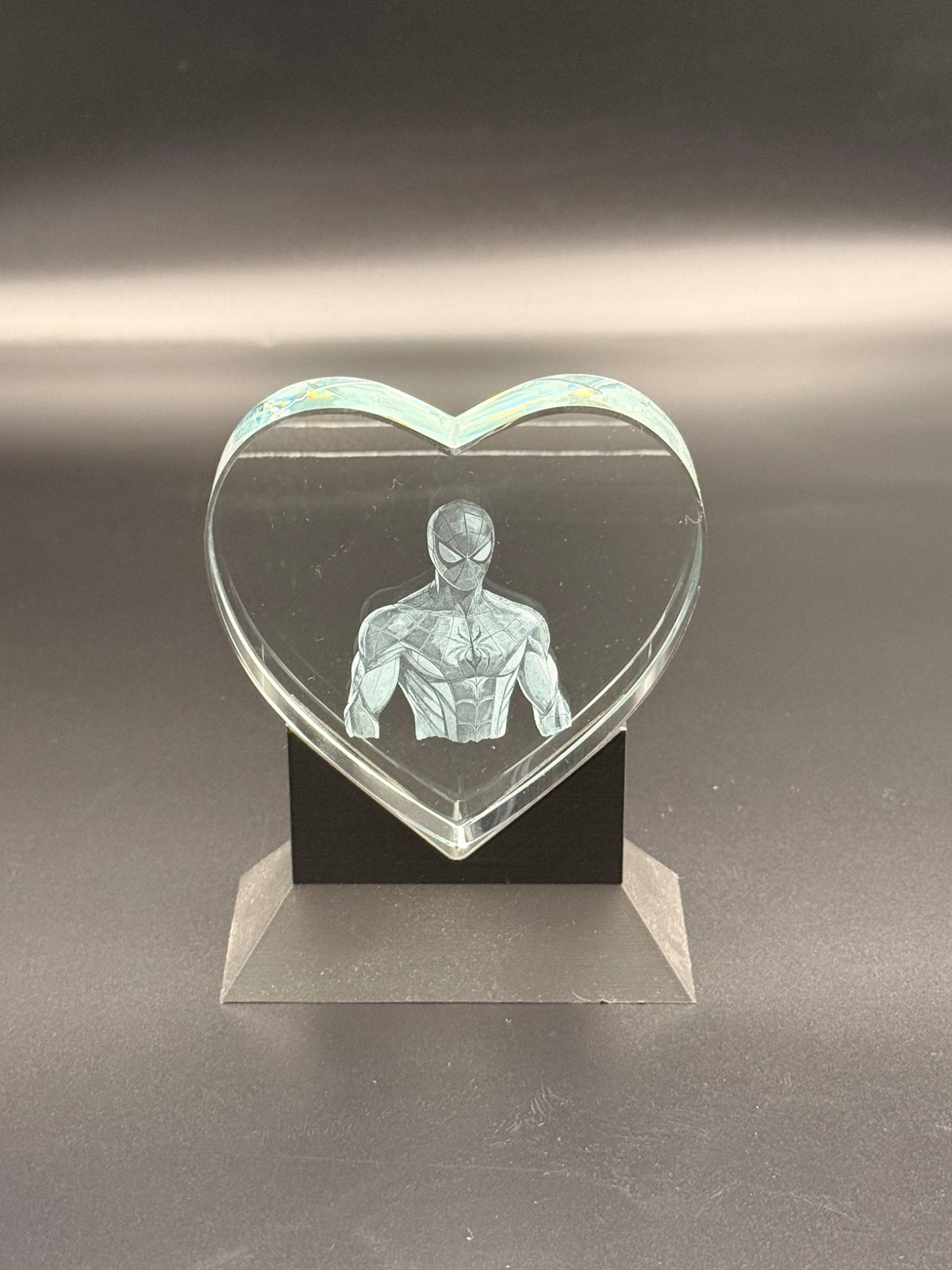 LUMINA – Esempio di cristallo a cuore inciso a laser su base